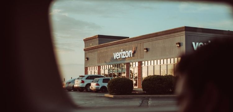 Verizon Communications (VZ)